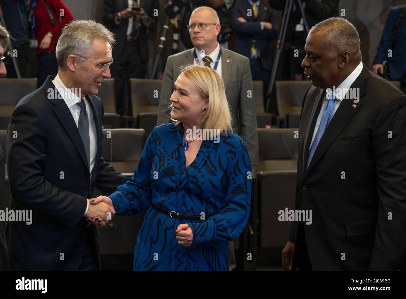 Brüssel, Belgien. 16. März 2022. US-Verteidigungsminister Lloyd J. Austin III, rechts, sieht sich an, wie NATO-Generalsekretär Jens Stoltenberg die tschechische Verteidigungsministerin Jana Cernochova während der Verteidigungsministertreffen am 16. März 2022 im NATO-Hauptquartier in Brüssel, Belgien, begrüßt. Die Treffen sollen über den russischen Einmarsch in die Ukraine diskutieren. Quelle: Chad J. McNeeley/DOD/Alamy Live News Stockfoto