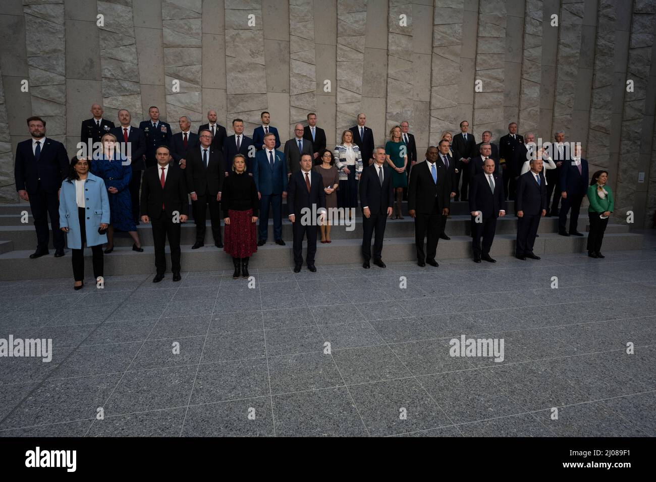 Brüssel, Belgien. 16. März 2022. US-Verteidigungsminister Lloyd J. Austin III, rechts, und NATO-Generalsekretär Jens Stoltenberg stehen zu Beginn der Verteidigungsministertreffen am NATO-Hauptquartier am 16. März 2022 in Brüssel, Belgien, für das Familienfoto zusammen. Die Treffen sollen über den russischen Einmarsch in die Ukraine diskutieren. Quelle: Chad J. McNeeley/DOD/Alamy Live News Stockfoto