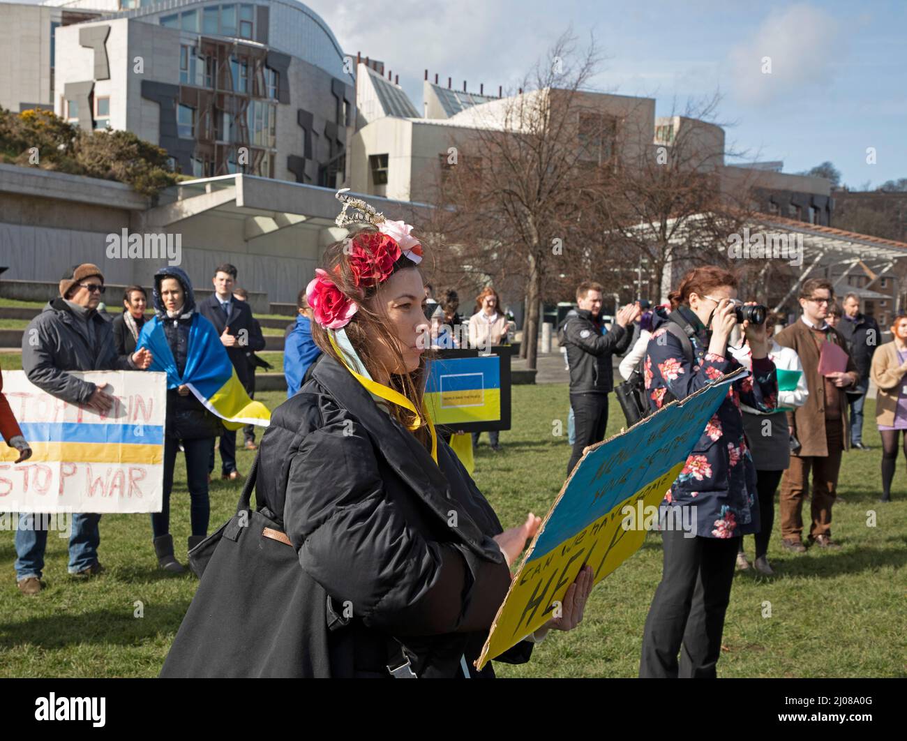 Holyrood, schottisches Parlament, Edinburgh, Schottland, Großbritannien. 17.. März 2022. Protest „Wir verurteilen die rechtswidrige russische Invasion in dieses demokratische Land“. Stockfoto