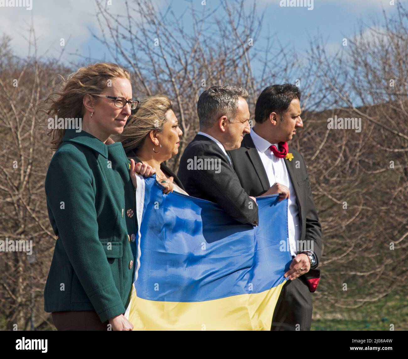 Holyrood, schottisches Parlament, Edinburgh, Schottland, Großbritannien. 17.. März 2022. Protest „Wir verurteilen die rechtswidrige russische Invasion in dieses demokratische Land“. Zu den Rednern in Solidarität mit dem ukrainischen Volk gehören Lorna Slater MSP - Co-Vorsitzende der schottischen Grünen Partei, Kaukab Stewart MSP, Anas Sarwar MSP - Vorsitzende der schottischen Arbeiterpartei - Alex Cole-Hamilton MSP - Vorsitzender der schottischen Liberaldemokraten, Stockfoto