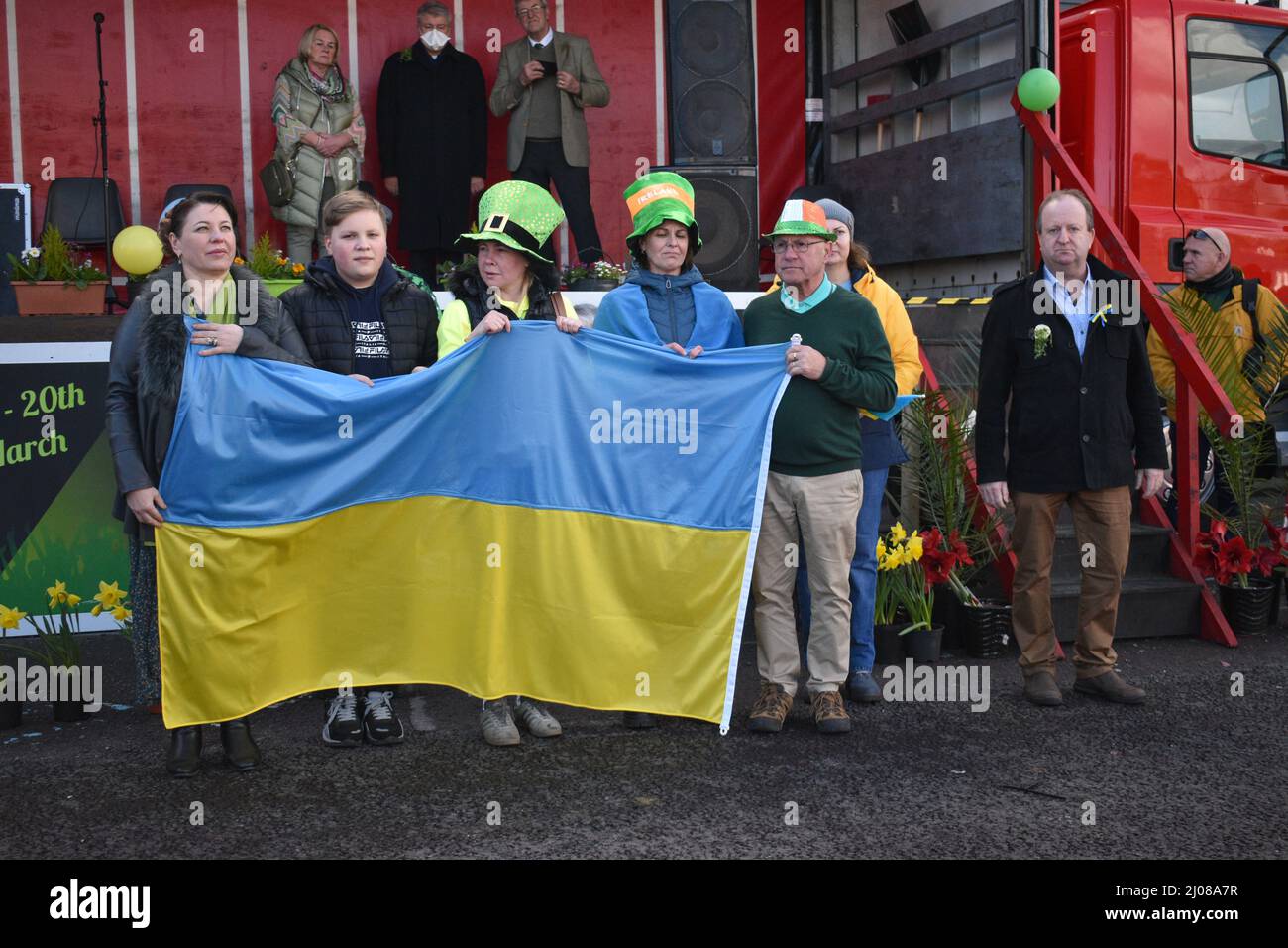 Bantry, West Cork, Irland. 17. März 2022. Nach einer langen Pause aufgrund der Pandemie sind die Feierlichkeiten zum St. Patrick's Day wieder in vollem Gange. Eine große Menschenmenge versammelte sich heute auf dem Platz, um die Parade zu beobachten und den sonnigen Tag zu genießen. Im Bild unten: Eine Gruppe ukrainischer Flüchtlinge sang die ukrainische Nationalhymne. Kredit: Karlis Dzjamko/Alamy Live Nachrichten Stockfoto