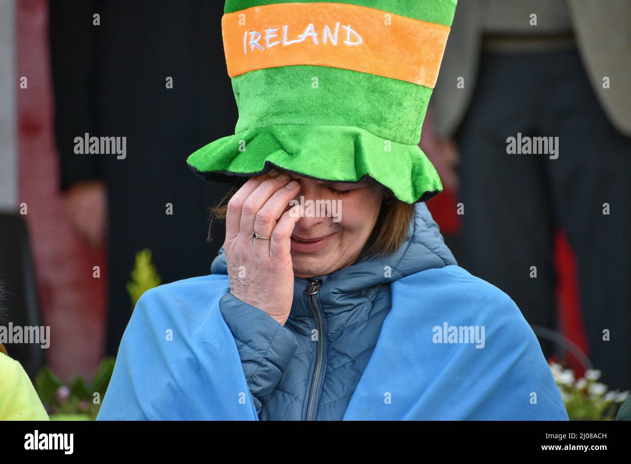 Bantry, West Cork, Irland. 17. März 2022. Nach einer langen Pause aufgrund der Pandemie sind die Feierlichkeiten zum St. Patrick's Day wieder in vollem Gange. Eine große Menschenmenge versammelte sich heute auf dem Platz, um die Parade zu beobachten und den sonnigen Tag zu genießen. Bild unten: Svitlana Surzhyk, eine ukrainische Flüchtling, wurde in Tränen zurückgelassen, nachdem sie die ukrainische Nationalhymne gesungen hatte. Kredit: Karlis Dzjamko/Alamy Live Nachrichten Stockfoto