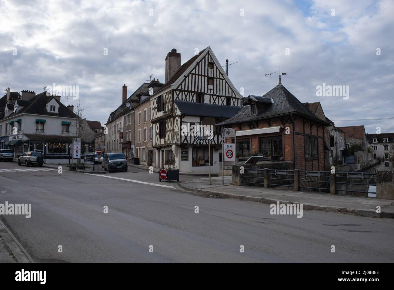 Chablis, Frankreich - 23. Februar 2022: Chablis ist eine Stadt in der Bourgogne-Franche-Comte, die für ihren französischen Weißwein berühmt ist. Wolkiger Wintertag. Selektiv f Stockfoto