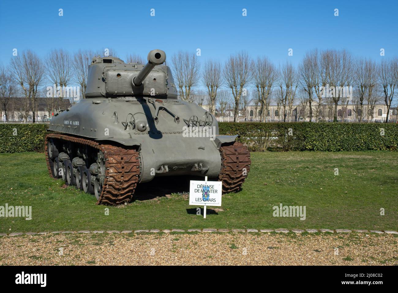 Saumur, Frankreich - 26. Februar 2022: Der amerikanische Panzerjäger M10 steht gegenüber der Kavallerieschule von Saumur im Centre-Val de Loire. So Stockfoto