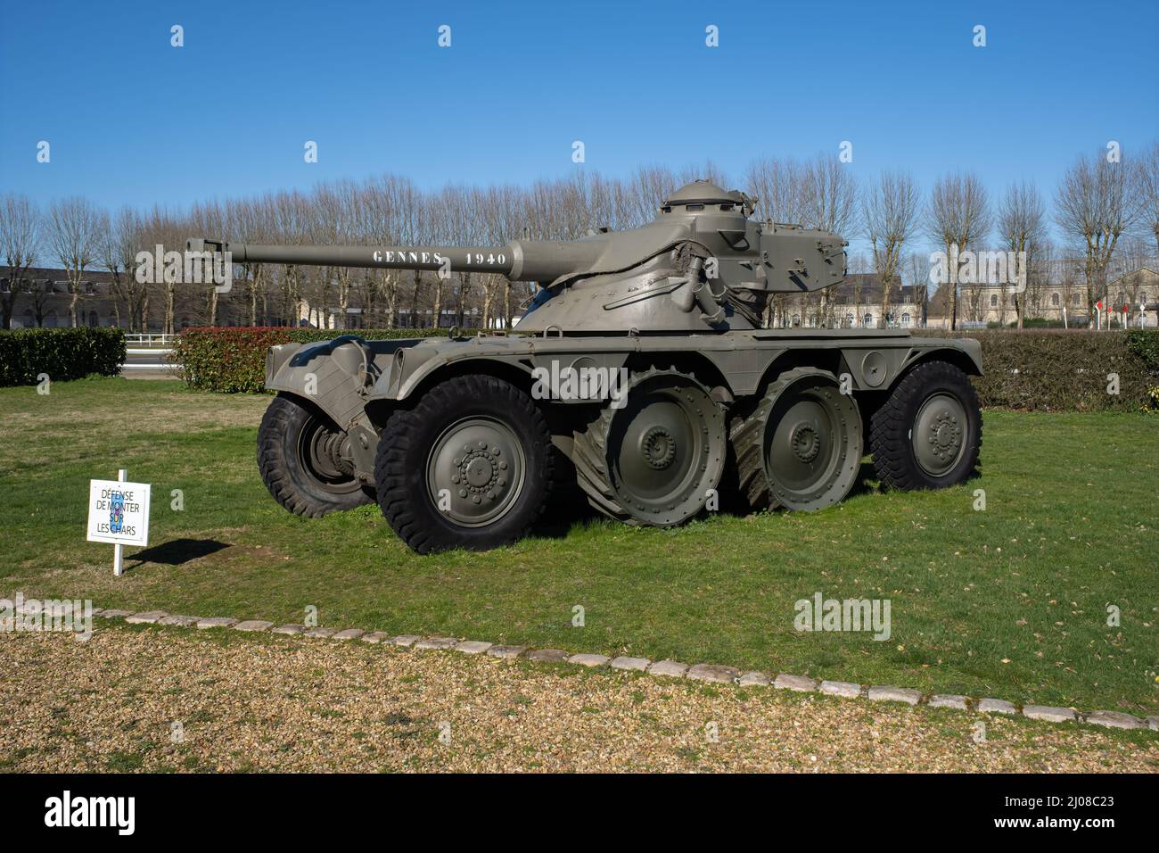 Saumur, Frankreich - 26. Februar 2022: Der amerikanische Panzerjäger M10 steht gegenüber der Kavallerieschule von Saumur im Centre-Val de Loire. So Stockfoto