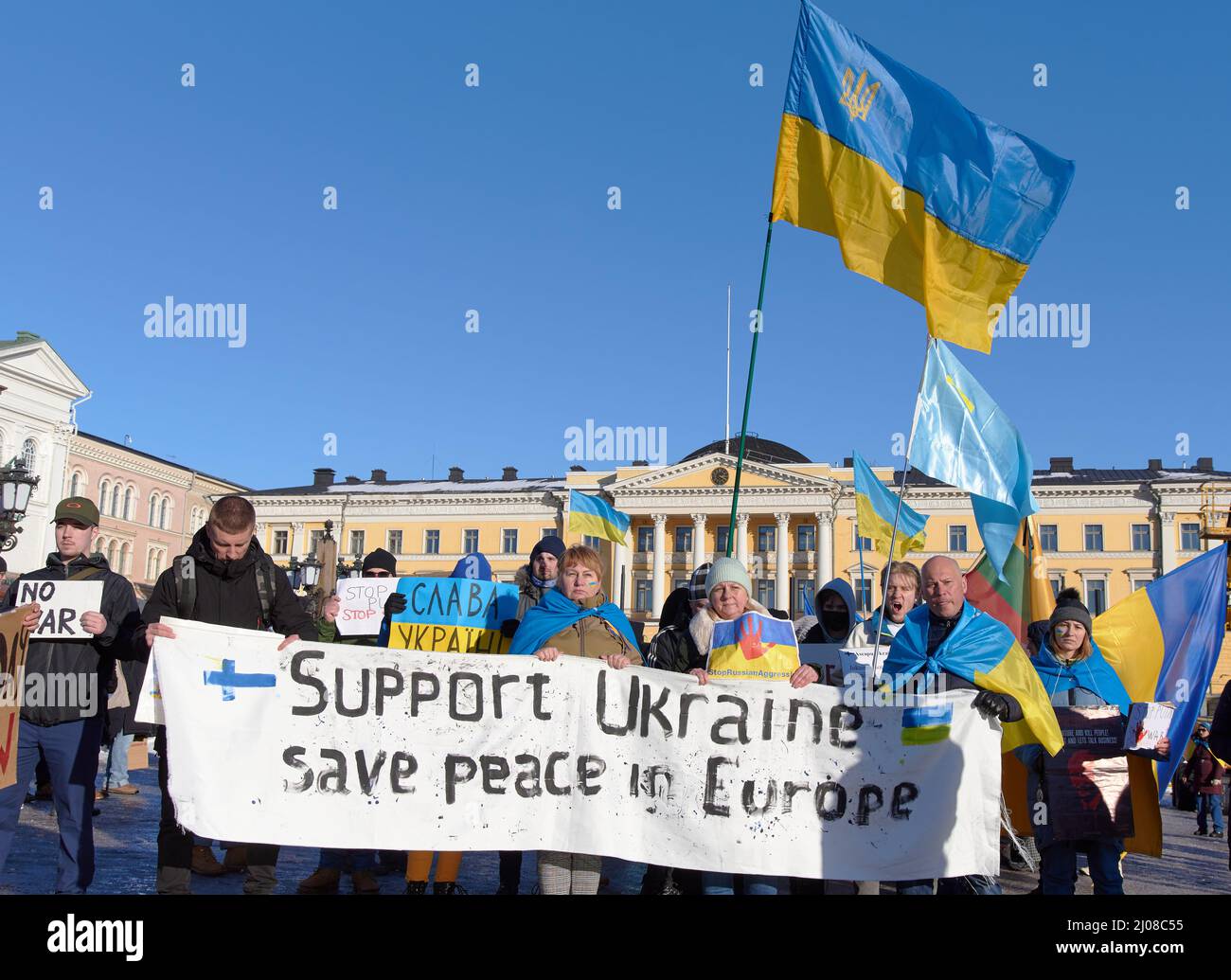 Helsinki, Finnland - 26. Februar 2022: Demonstranten bei einer Kundgebung gegen Russlands militärische Aggression und Besetzung der Ukraine mit Unterstützung Ukrain Stockfoto