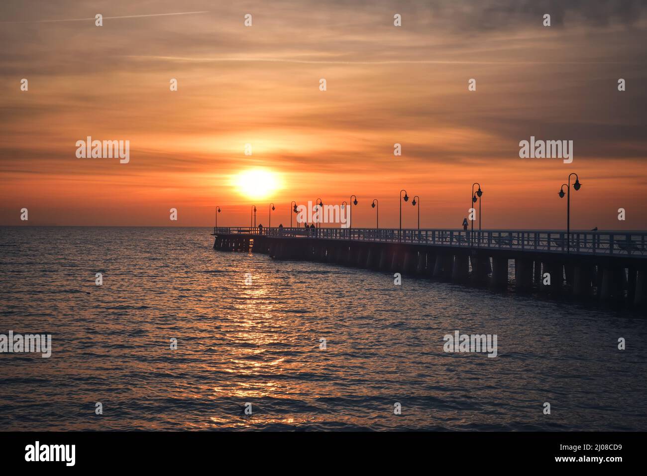 Farbenfrohe Morgenlandschaft am Meer. Hölzerner Pier am Meer bei Sonnenaufgang. Stockfoto