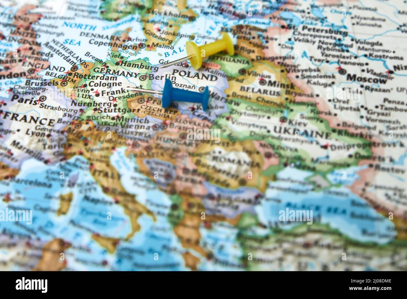 Stecknadeln auf einer Karte mit Fokus auf Deutschland Stockfoto