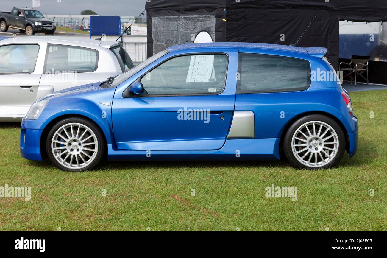 Seitenansicht eines Blue, 2004, Clio V6 Renault Sport, auf der Silverstone Classic 2021 zu sehen Stockfoto