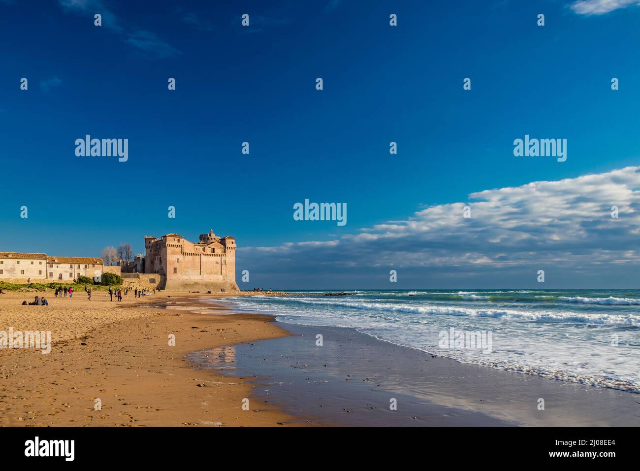 Santa Marinella, Rom, Latium, Italien - die Küstenburg von Santa Severa an einem kalten Wintertag. Das raue Meer, der starke Wind, der wolkige blaue Himmel. Ma Stockfoto