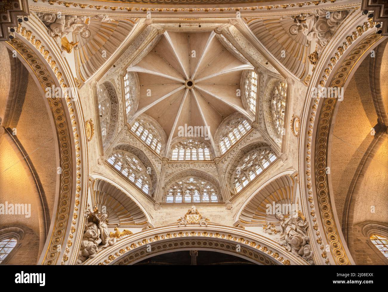 VALENCIA, SPANIEN - 14. FEBRUAR 2022: Die gotische Kuppel der Kathedrale mit der barocken Statue des Evangelisten. Stockfoto
