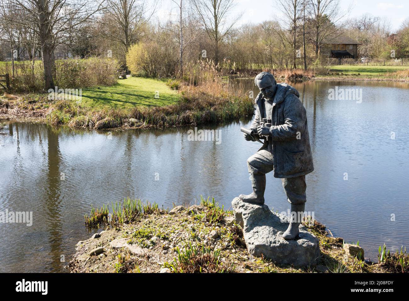 Sir Peter Scott Statue vor dem London Wetland Centre in Barnes, Südwesten Londons, England, Großbritannien Stockfoto