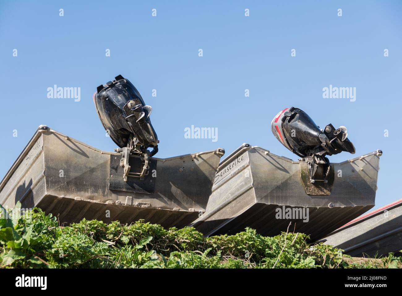Nahaufnahme von Mariner 4-Takt-Außenbordmotoren auf Seastrike Aluminium-Ruderboot-Unterstützungsbooten mit flachem Boden auf der Themse, London, England, Großbritannien Stockfoto
