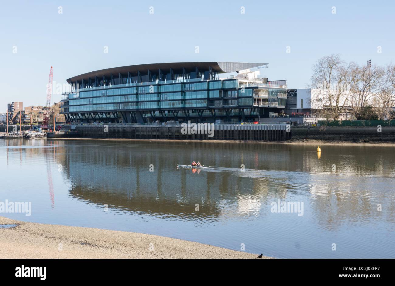 Der neue Riverside-Stand des Fulham Football Club befindet sich am Ufer der Themse im Südwesten von London, England, Großbritannien Stockfoto