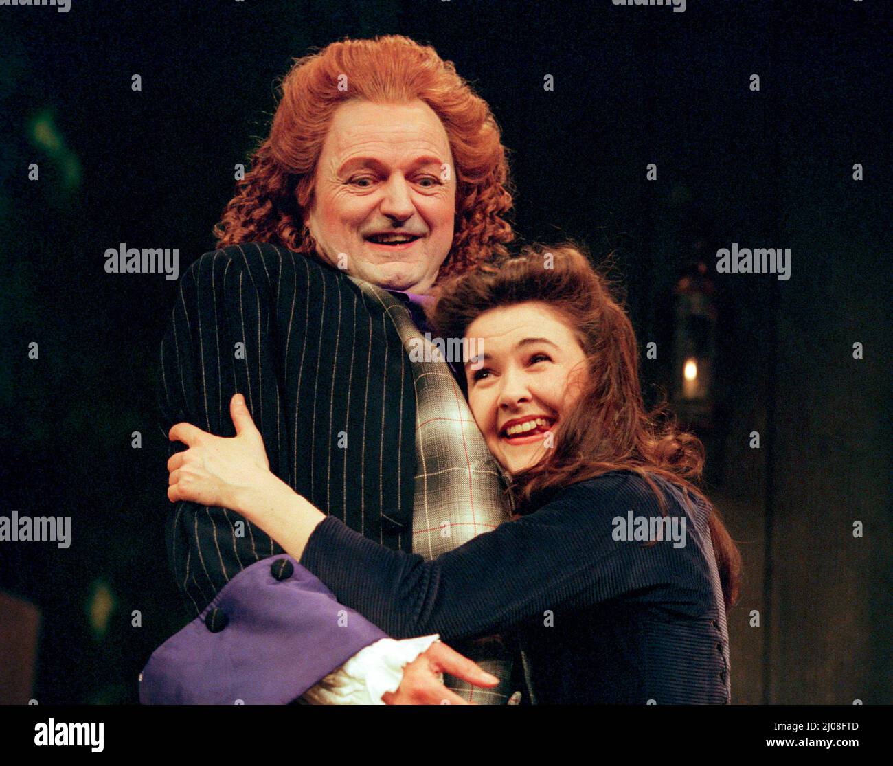 DIE SCHULE FÜR EHEFRAUEN von Moliere nach Ranjit Bolt Bühnenbild: John Gunter Kostüme: Laura Hopkins Beleuchtung: Joe Atkins Regie: Peter Hall Peter Bowles (Arnolphe), Gillian Kearney (Agnes) Piccadilly Theatre, London W1 11/02/1997 Stockfoto
