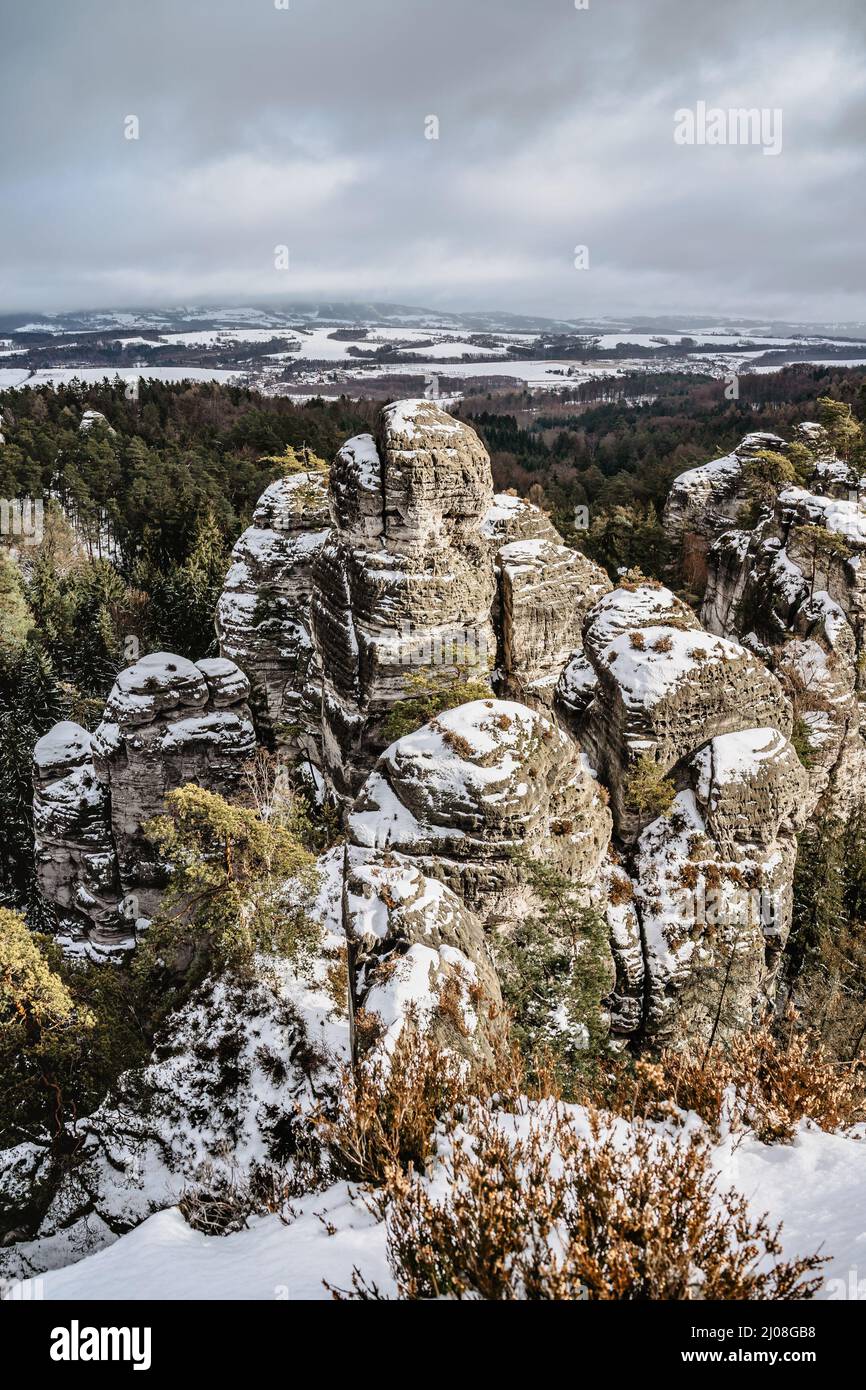 Geschütztes Landschaftsgebiet von Cesky raj, Böhmisches Paradies, schöne Winteransicht der lokalen Kalksteinfelsen Formationen.Felsschlucht, Wanderwege.Klettern Stockfoto