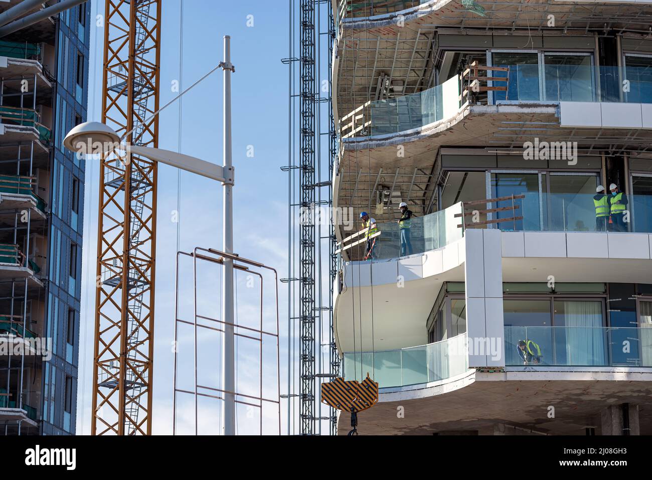 Limassol, Zypern - 20. Februar 2022: Arbeiter auf der Baustelle der Trilogy-Türme Stockfoto