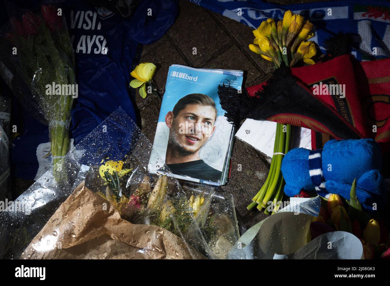 Datei-Foto vom 08/02/19 von Ehrungen im Cardiff City Stadium für Emiliano Sala. Der Fußballer starb an den Folgen eines Flugzeugabsturzes, nachdem er während eines nicht lizenzierten kommerziellen Fluges durch giftige Mengen an Kohlenmonoxid überstanden wurde, so eine Inquest-Jury. Der in Argentinien geborene Stürmer starb an Kopf- und Brustverletzungen, war aber zutiefst bewusstlos, nachdem er durch die Dämpfe der defekten Auspuffanlage des Flugzeugs vergiftet wurde. Ausgabedatum: Donnerstag, 17. März 2022. Stockfoto