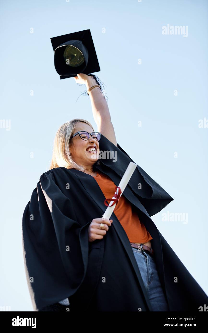Ich bin super stolz auf meine Leistung. Aufnahme einer jungen Studentin, die am Abschlusstag aufgeregt ist. Stockfoto