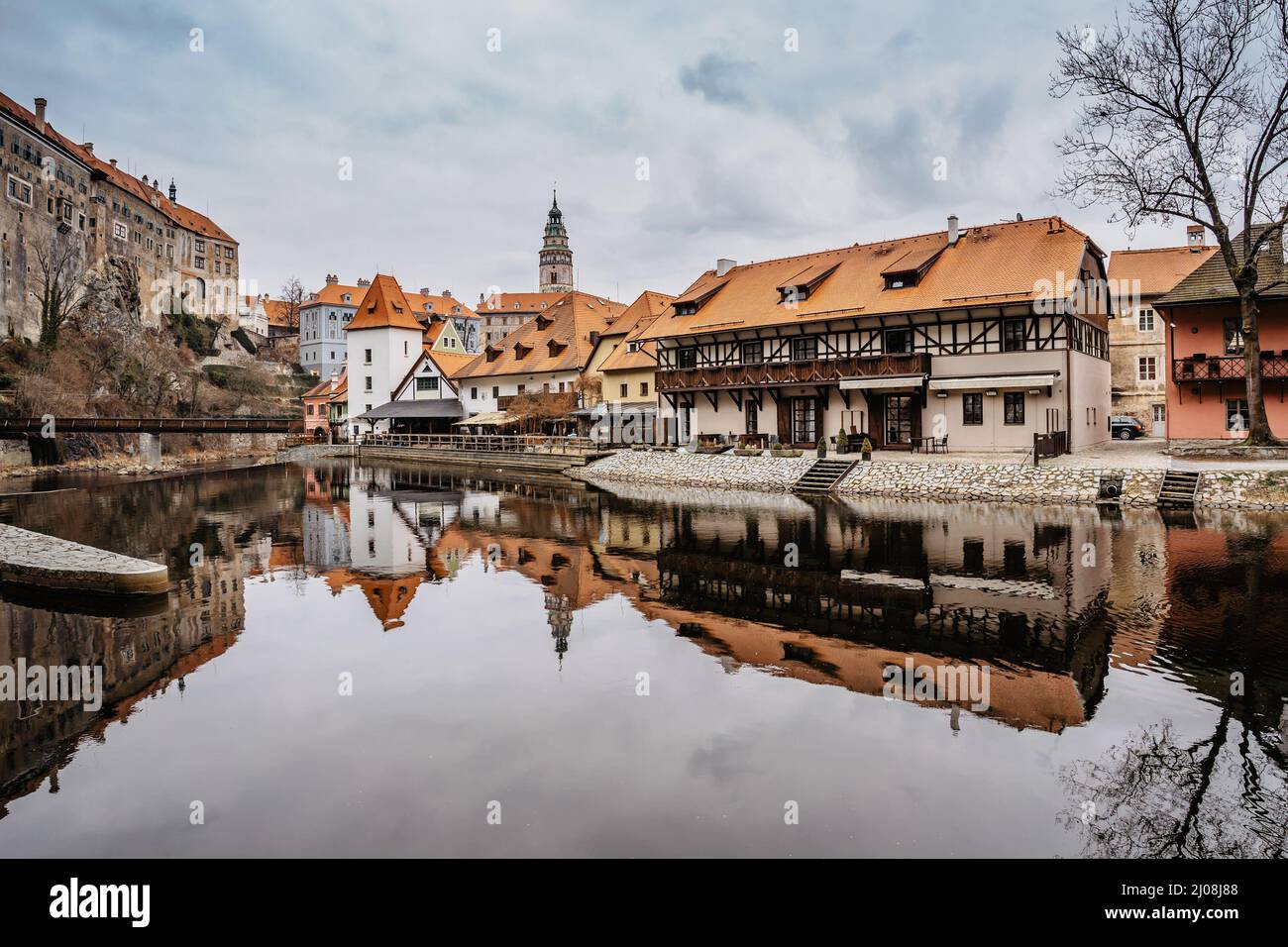 Blick auf Cesky Krumlov, Tschechische Republik.berühmte tschechische mittelalterliche Stadt mit Renaissance- und Barockschloss auf einem steilen Felsen über dem gewundenen Fluss Moldau.UNESCO Stockfoto