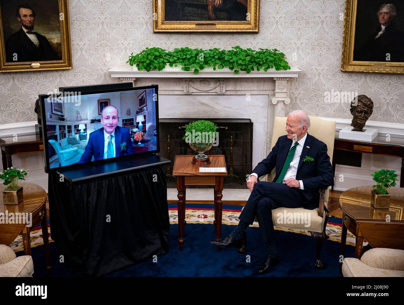 US-Präsident Joe Biden, links, und Micheal Martin, Irlands Premierminister, rechts, Treffen Sie sich am Donnerstag, den 17. März, virtuell im Oval Office des Weißen Hauses in Washington, D.C., USA. 2022. Martin testete positiv für Covid-19, während er in Washington für St. Patrick’s Day Feiern war. Foto von Al Drago/Pool/ABACAPRESS.COM Stockfoto