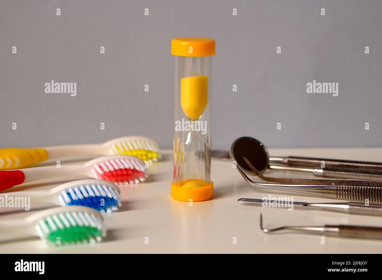 Die Zeit läuft. Und nur du kannst bestimmen, was mit deinen Zähnen passiert Stockfoto