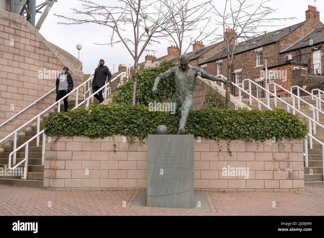 Statue von WOR Jackie - Fußballspieler Jackie Milburn auf dem Gelände des Fußballvereins Newcastle United, St. James' Park. Stockfoto