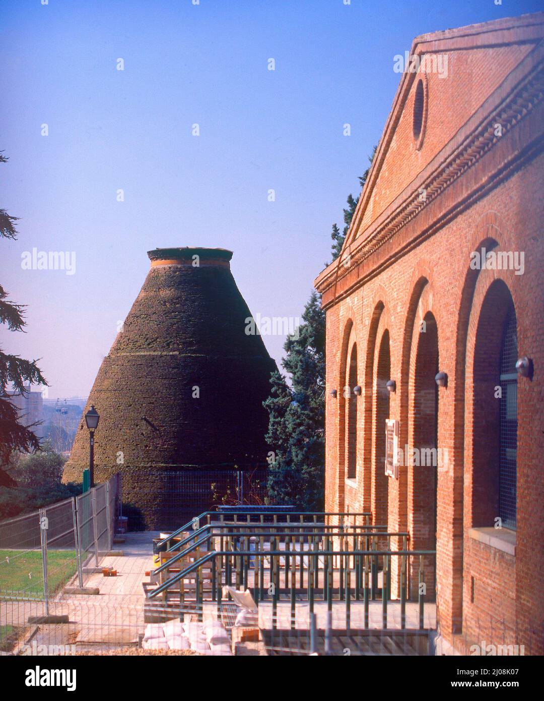 AUSSENANSICHT - ESCUELA DENOMINADA 'LA TINAJA' - 1920 - ANTIGUA FABRICA DE CERAMICA. AUTOR: BELLIDO GONZALEZ LUIS. ORT: ESCUELA DE CERAMICA. MADRID. SPANIEN. Stockfoto