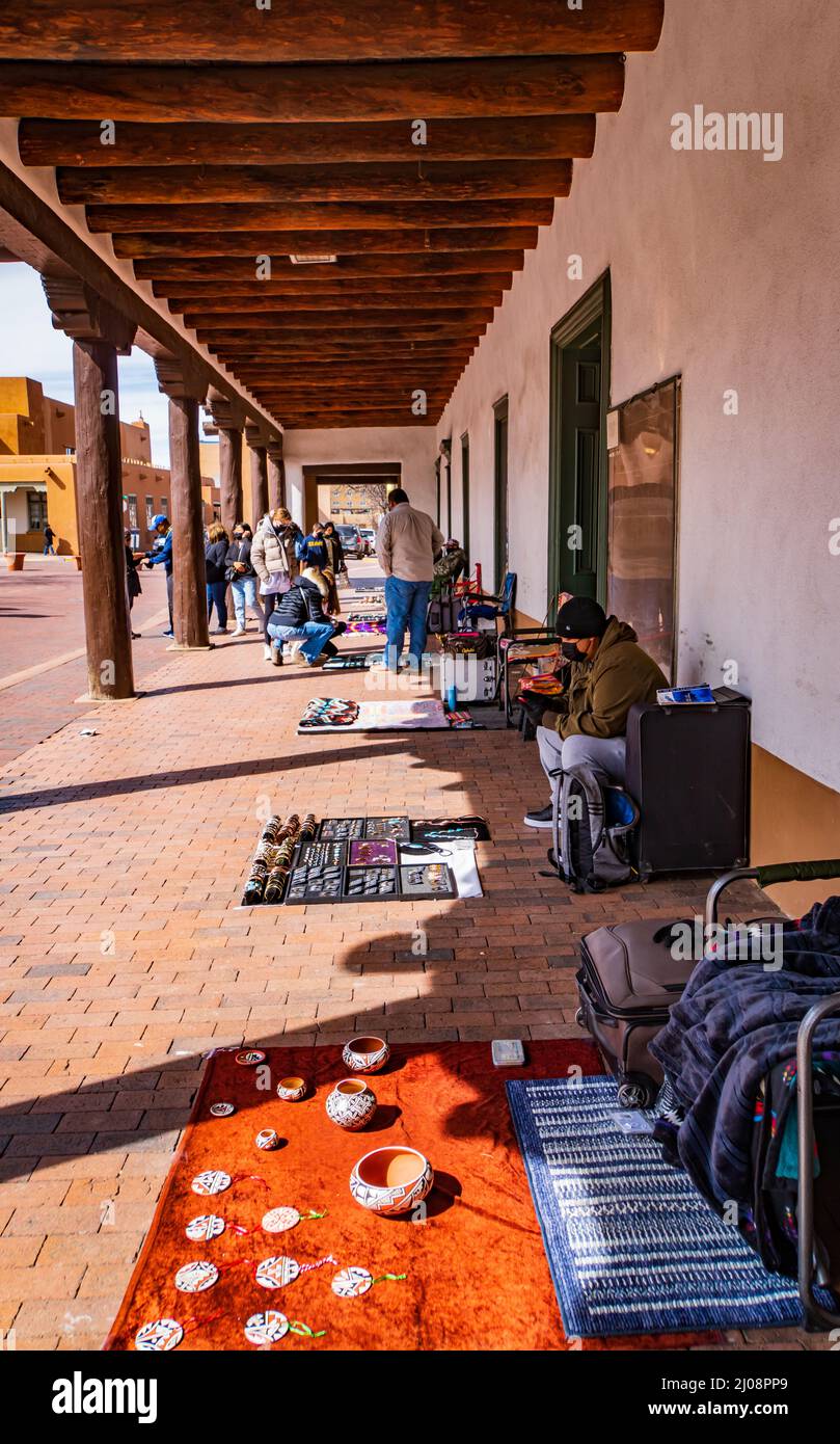 Handwerker zeigen ihren Schmuck auf Decken unter den Säulen auf dem Plaza in Santa Fe, New Mexico, USA Stockfoto