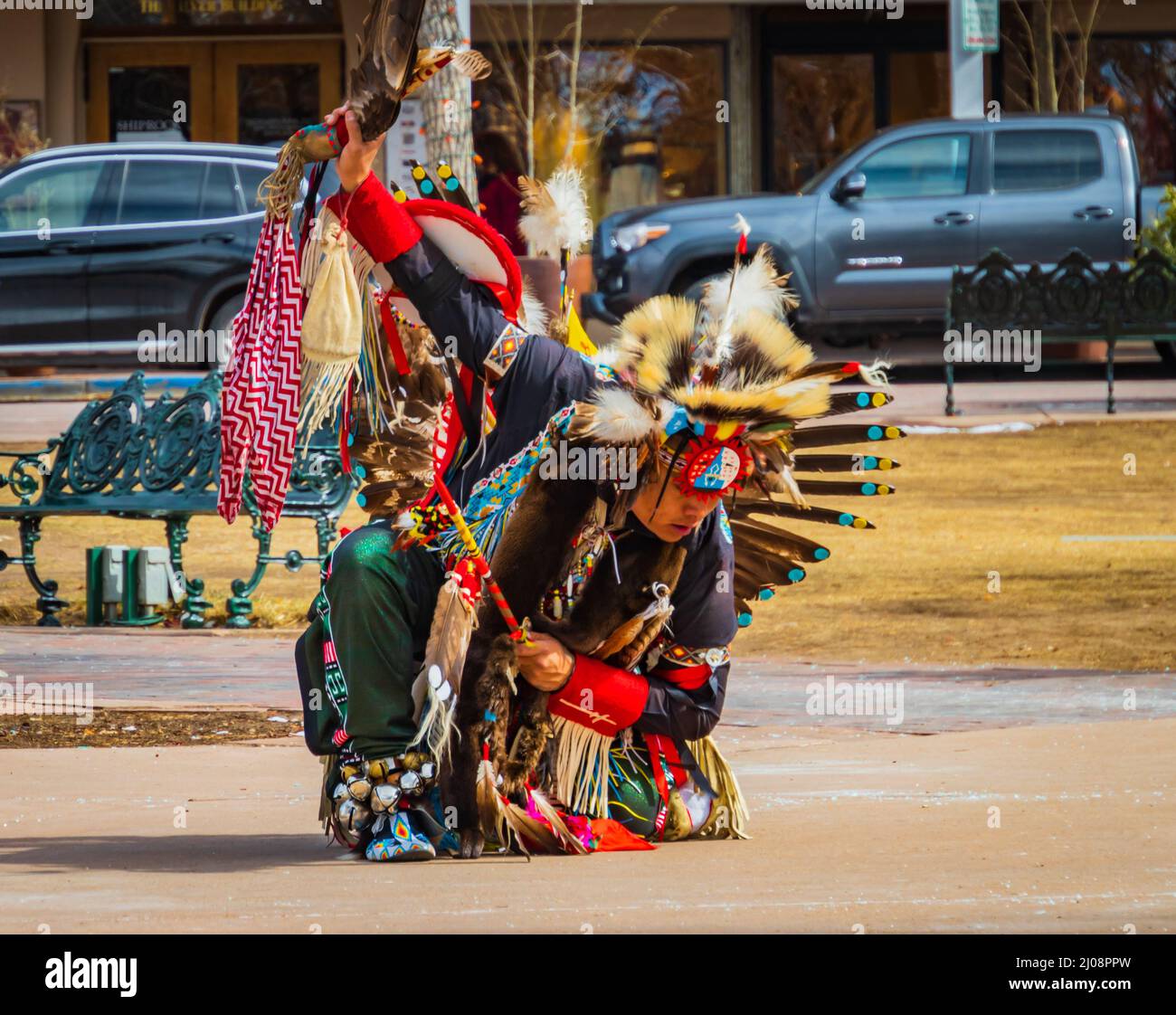 Santa Fe, New Mexico/USA - 25. Februar 2022: Indigene indianische Tänzerin in traditionellen Kostümen auf der Plaza Stockfoto