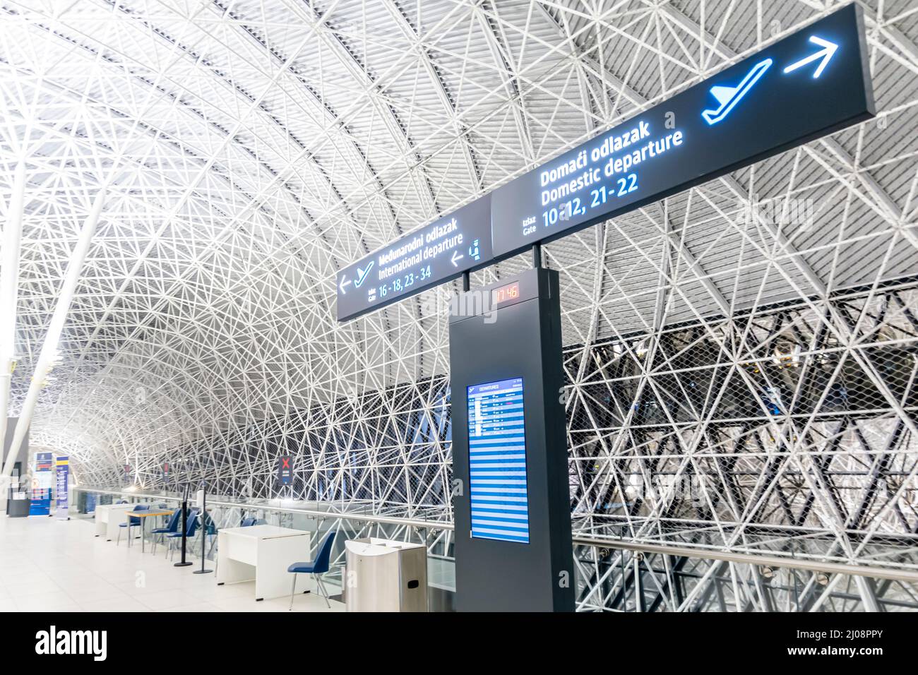 Hinweisschilder für Inlandsflüge und internationale Flüge, Flughafen Zagreb, Kroatien Stockfoto