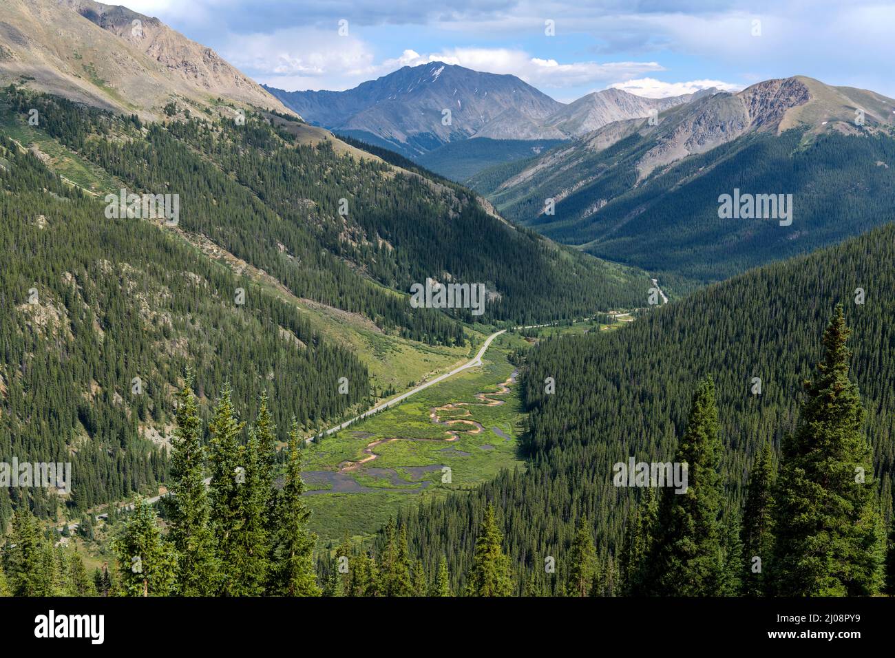 La Plata Peak - Sommeransicht des Highway 82, der sich im Lake Creek Valley am Fuße des La Plata Peak schlängelt, vom Gipfel des Independence Pass, CO, USA. Stockfoto