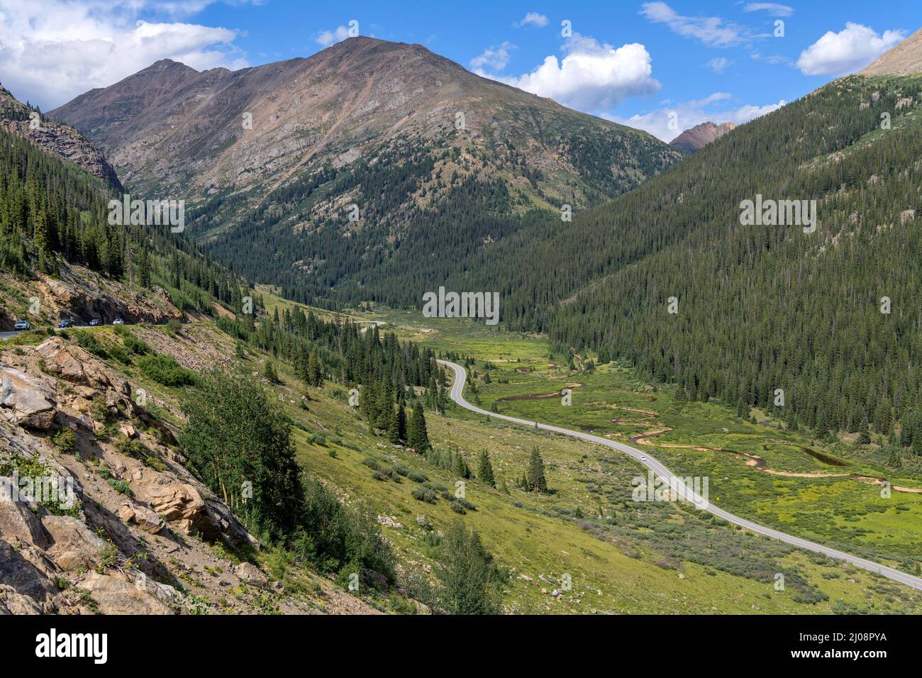 Summer Mountain Road - Sommeransicht des Highway 82, der sich im Lake Creek Valley schlängelt und einen steilen Anstieg östlich des Independence Pass, Colorado, USA, beginnt. Stockfoto