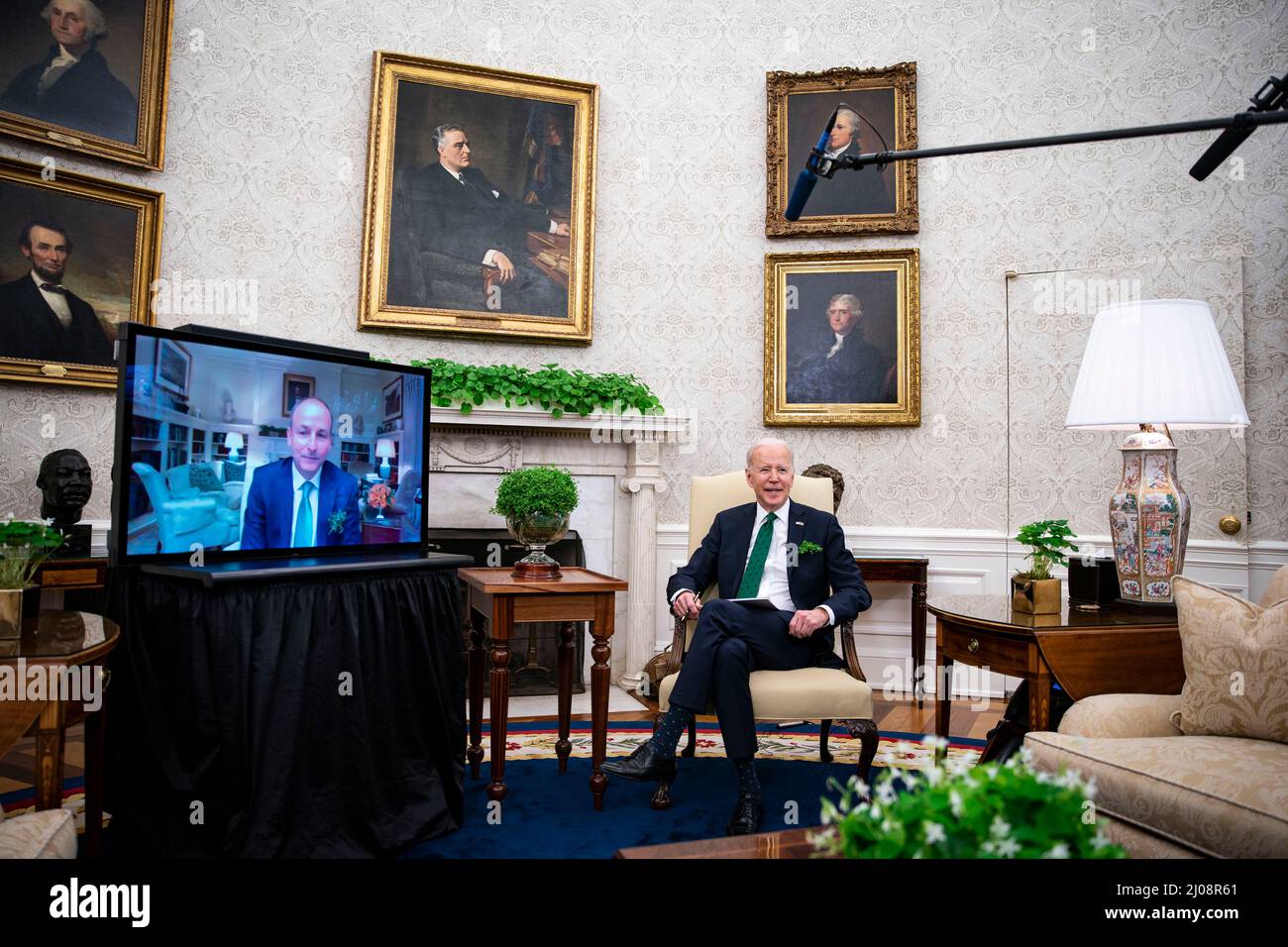 Washington, USA. 17. März 2022. US-Präsident Joe Biden, links, und Micheal Martin, Irlands Premierminister, rechts, Treffen Sie sich am Donnerstag, den 17. März, virtuell im Oval Office des Weißen Hauses in Washington, DC, USA. 2022. Martin testete positiv für Covid-19, während er in Washington für St. Patrick's Day Feiern war. (Fotograf: Al Drago/Pool/Sipa USA) Quelle: SIPA USA/Alamy Live News Stockfoto