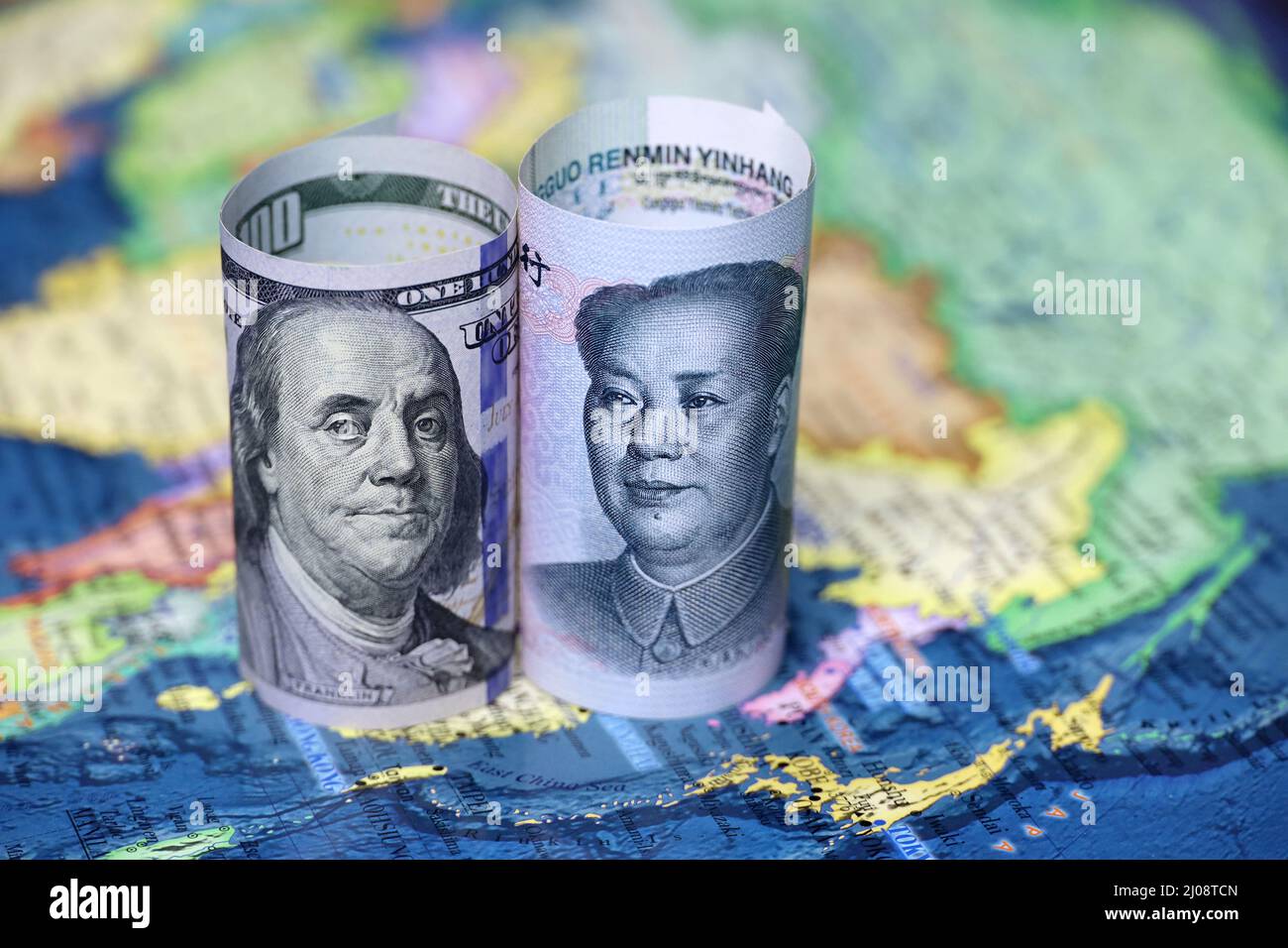 Chinesischer Yuan und US-Dollar auf der Karte von China. Konzept des politischen Konflikts um Taiwan Stockfoto