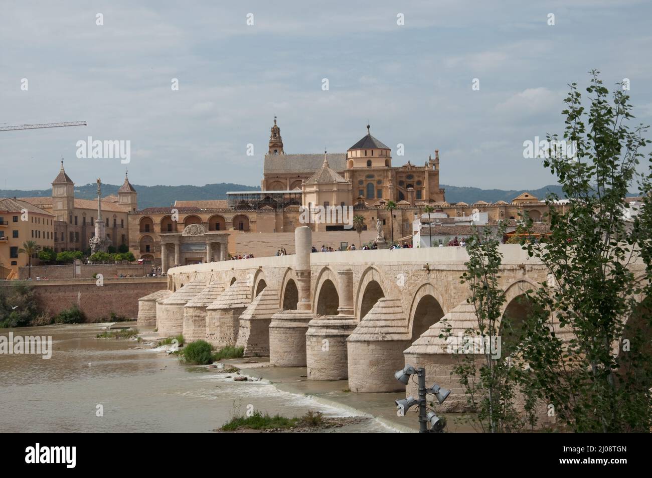 Die römische Brücke über den Fluss Guadalquivir und die Moschee-Kathedrale von Cordoba, Cordoba, Provinz Cordoba, Andalusien, Spanien Stockfoto