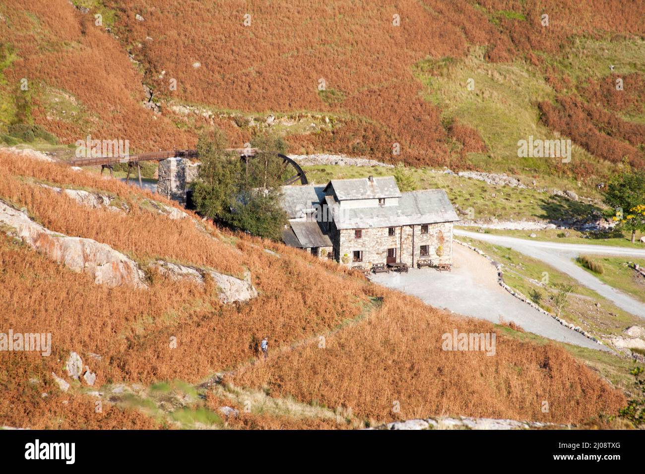 Restauriertes Sägewerk, jetzt Ferienhäuser Coniston Copper Mines Valley Coniston der Lake District Cumbria England Stockfoto