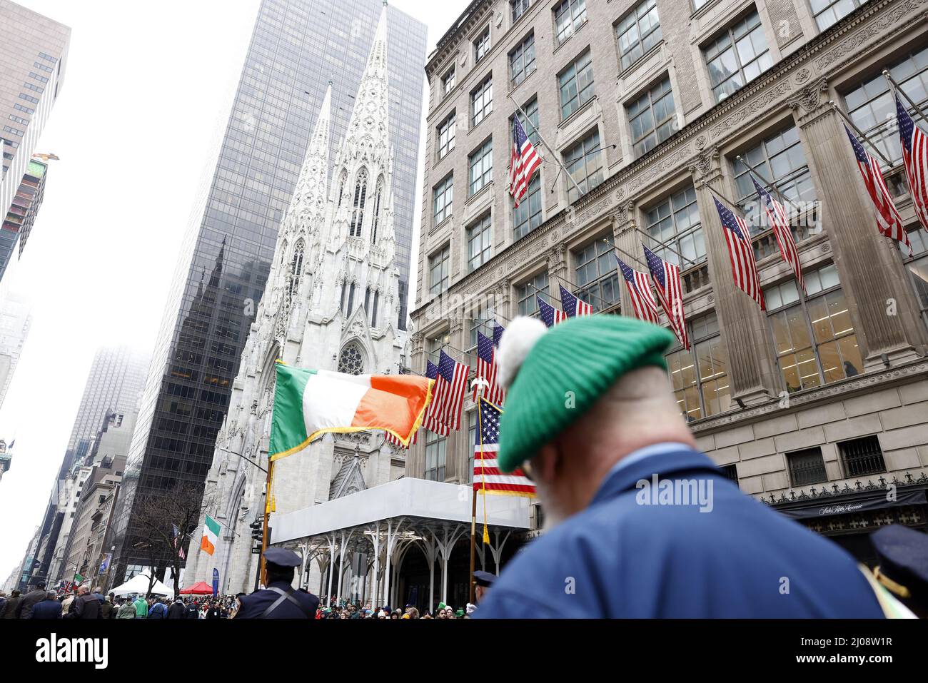 New York, USA. 17. März 2022. Die Menschen tragen grüne Farben, als sie am Donnerstag, den 17. März 2022, bei der St. Patrick's Day Parade auf der Fifth Avenue in New York City marschieren. Foto von John Angelillo/UPI Credit: UPI/Alamy Live News Stockfoto