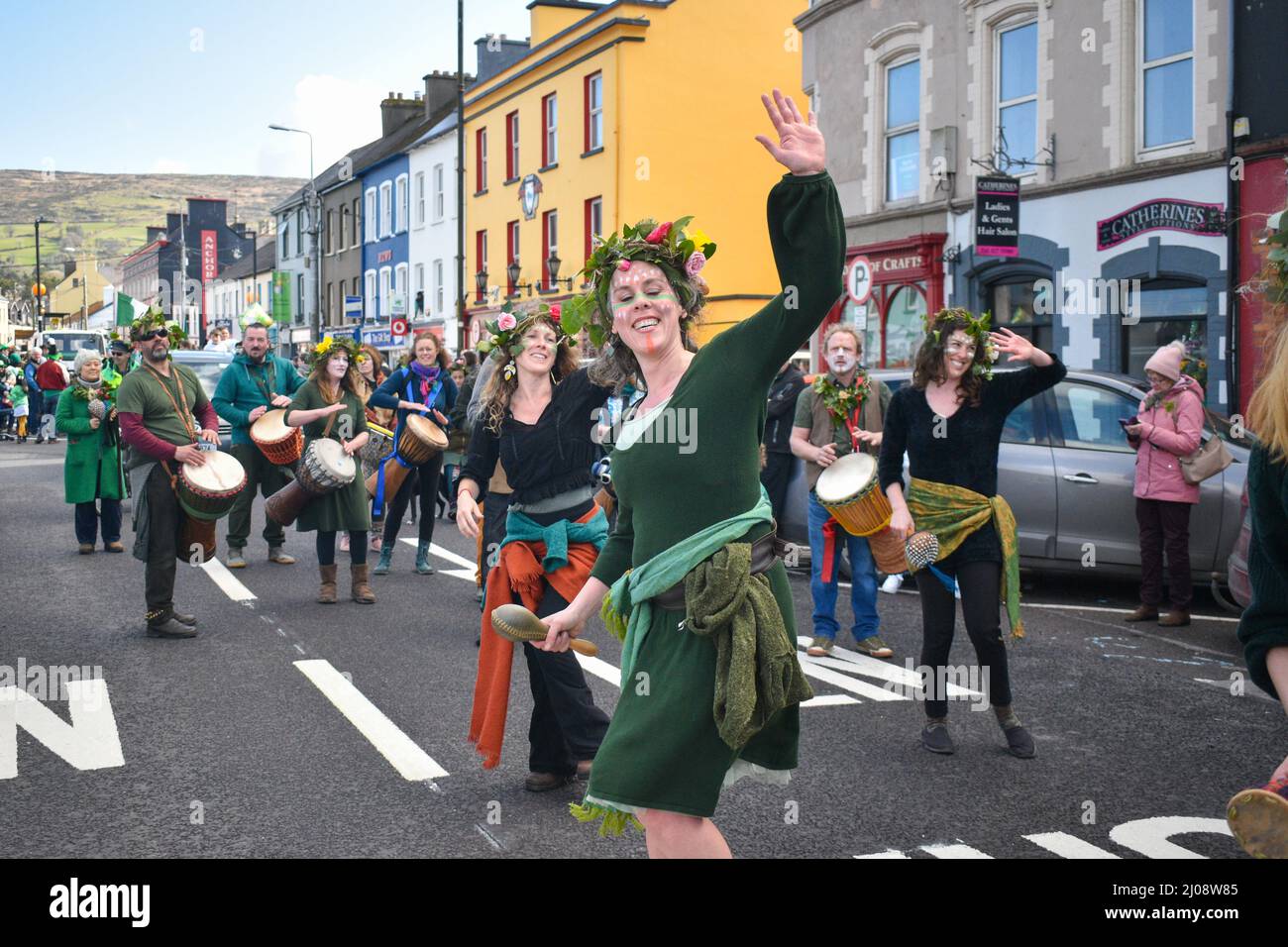 Bantry, West Cork, Irland. 17. März 2022. Nach einer langen Pause aufgrund der Pandemie sind die Feierlichkeiten zum St. Patrick's Day wieder in vollem Gange. Eine große Menschenmenge versammelte sich heute auf dem Platz, um die Parade zu beobachten und den sonnigen Tag zu genießen. Kredit: Karlis Dzjamko/Alamy Live Nachrichten Stockfoto