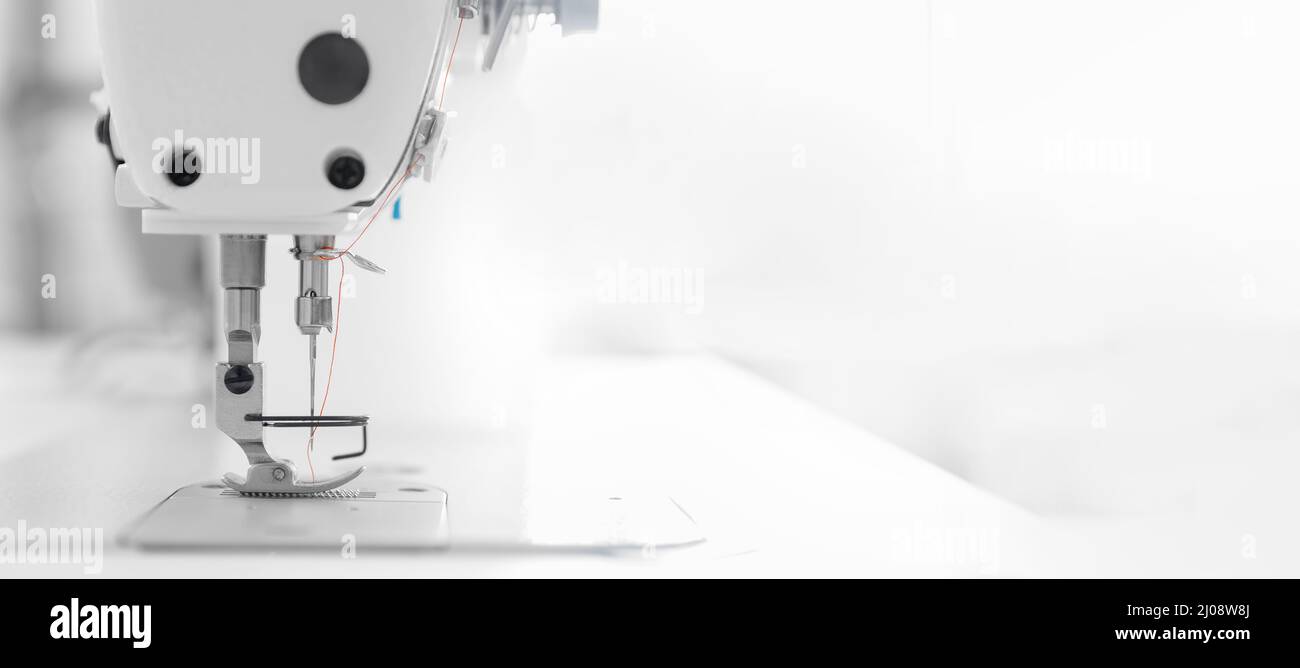 Banner Industrie Schneider Nähmaschine auf Tisch Werkstatt von weißem  Hintergrund Stockfotografie - Alamy