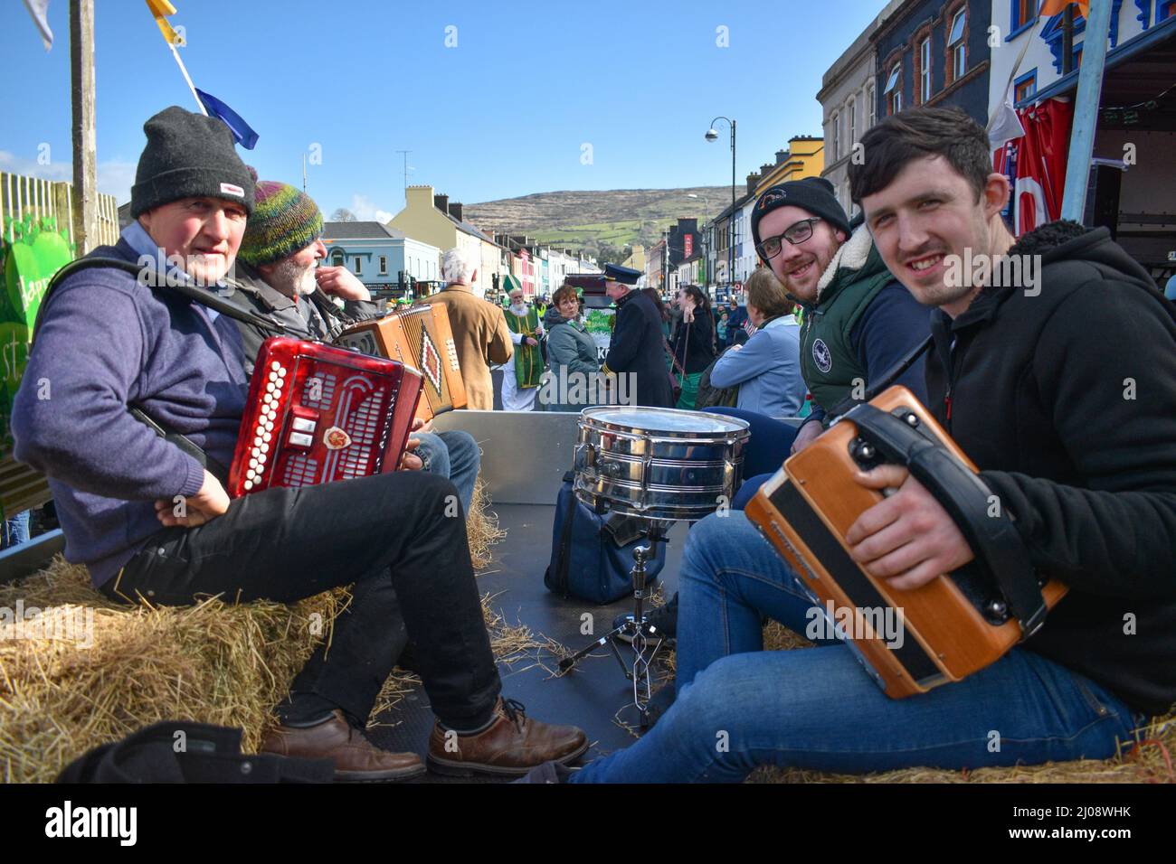 Bantry, West Cork, Irland. 17. März 2022. Nach einer langen Pause aufgrund der Pandemie sind die Feierlichkeiten zum St. Patrick's Day wieder in vollem Gange. Eine große Menschenmenge versammelte sich heute auf dem Platz, um die Parade zu beobachten und den sonnigen Tag zu genießen. Kredit: Karlis Dzjamko/Alamy Live Nachrichten Stockfoto