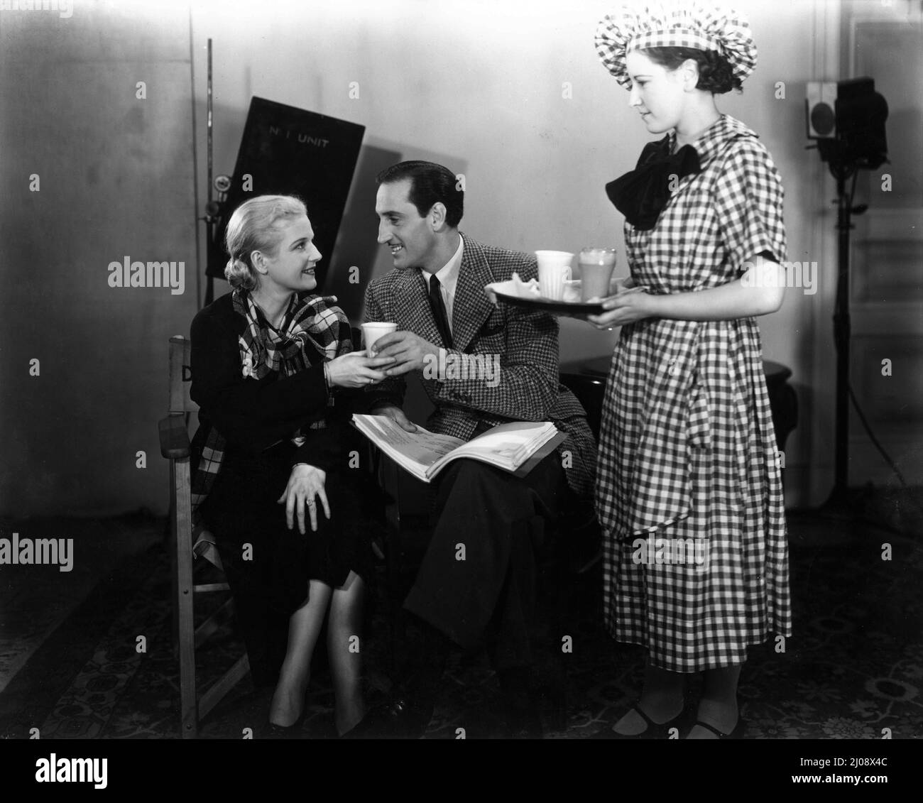 ANN HARDING und BASIL RATHBONE am Set wurden während einer Drehpause in den Denham Studios of LOVE VON Rowland V. LEE, einem Regisseur AUS dem Jahr 1937, während einer Kurzgeschichte von Agatha Christie, in der Frances Marion Musik Benjamin Britten Und Max Schach GEDREHT wurden, erfrischende Erfrischungen serviert Produktion / Trafalgar Film Productions Ltd. / United Artists Stockfoto