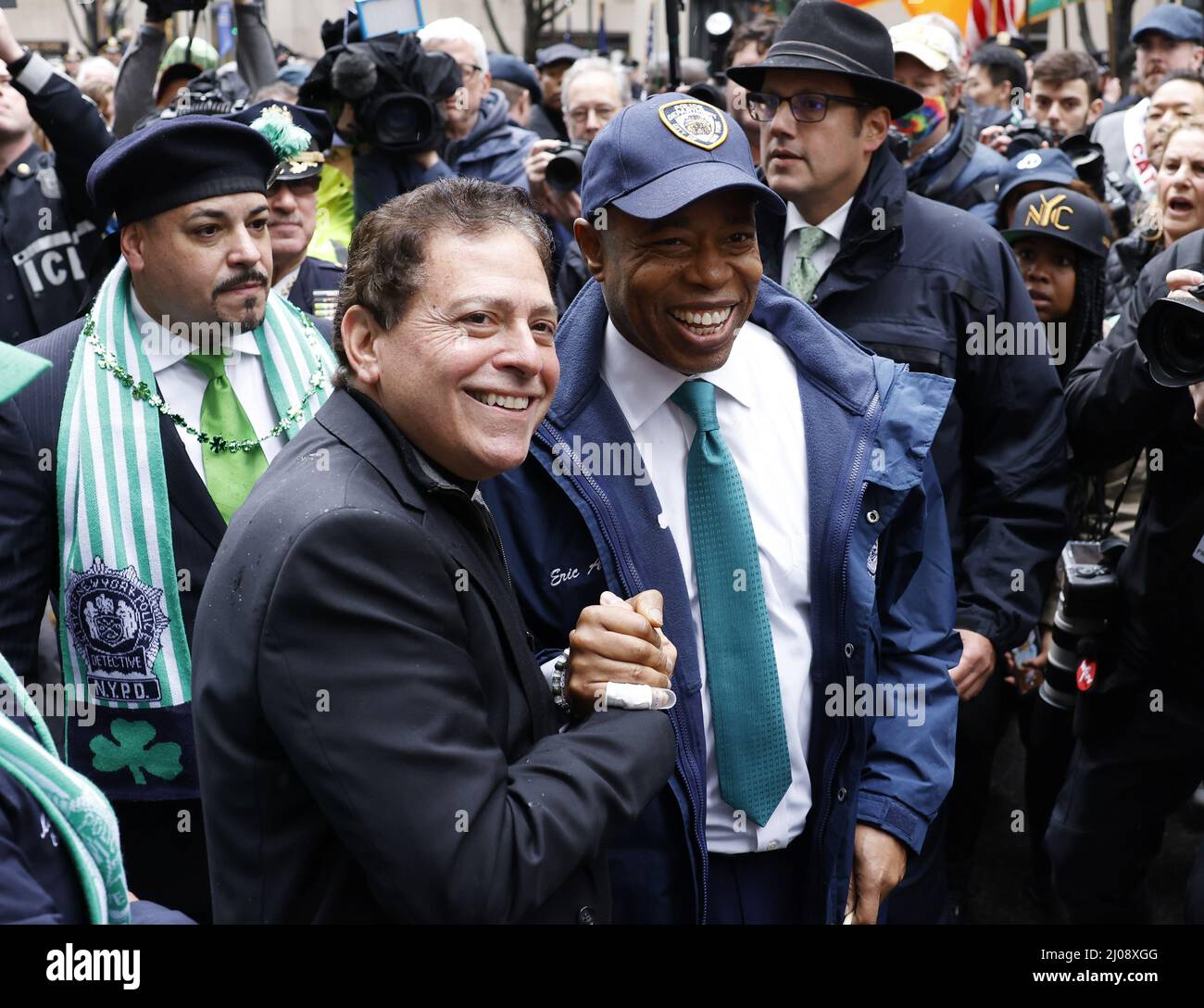 New York, USA. 17. März 2022. Der Bürgermeister von New York, Eric Adams, fotografiert am Donnerstag, den 17. März 2022, mit Mitgliedern des Klerus auf der Parade zur St. Patrick's Day Parade auf der Fifth Avenue in New York City. Foto von John Angelillo/UPI Credit: UPI/Alamy Live News Stockfoto