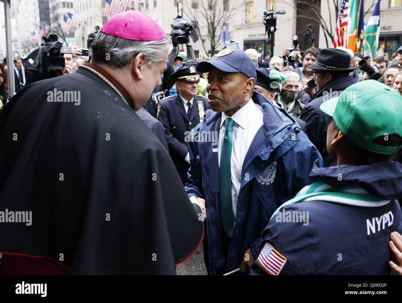 New York, USA. 17. März 2022. Der Bürgermeister von New York, Eric Adams, fotografiert am Donnerstag, den 17. März 2022, mit Mitgliedern des Klerus auf der Parade zur St. Patrick's Day Parade auf der Fifth Avenue in New York City. Foto von John Angelillo/UPI Credit: UPI/Alamy Live News Stockfoto