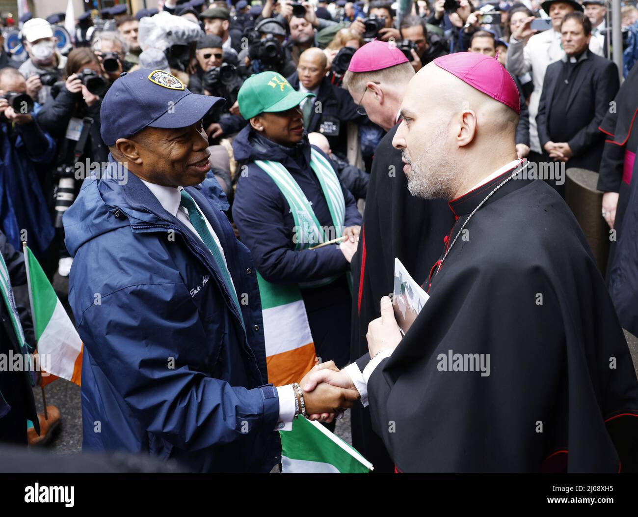 New York, USA. 17. März 2022. Der Bürgermeister von New York, Eric Adams, fotografiert am Donnerstag, den 17. März 2022, mit Mitgliedern des Klerus auf der Parade zur St. Patrick's Day Parade auf der Fifth Avenue in New York City. Foto von John Angelillo/UPI Credit: UPI/Alamy Live News Stockfoto