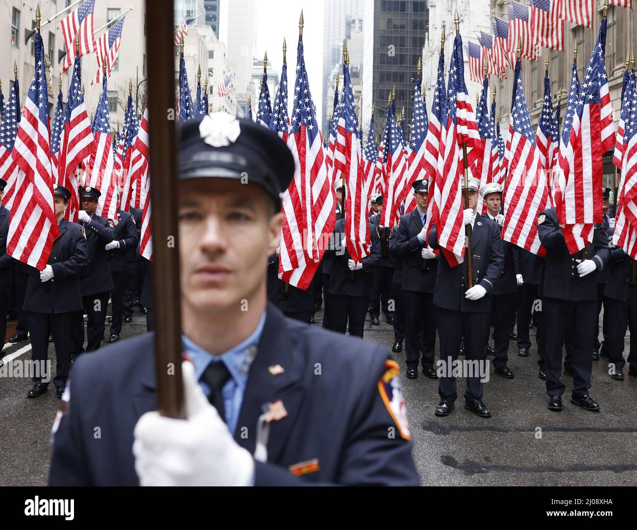 New York, USA. 17. März 2022. In einer Anerkennung der letzten zwei Jahre hielt die Parade am Mittag vor St. Patrick's einen Moment der Stille ab, um den 20.. Jahrestag des Jahres 9/11 und die Opfer der Pandemie bei der St. Patrick's Day Parade auf der Fifth Avenue in New York City am Donnerstag, den 17. März, zu feiern. 2022. Die Teilnehmer der Parade standen nach Süden, in Richtung des World Trade Centers, und Mitglieder der FDNY, NYPD, Port Authority und 69. Regiment Bands spielten „Taps“ und „Amazing Grace“. Foto von John Angelillo/UPI Credit: UPI/Alamy Live News Stockfoto