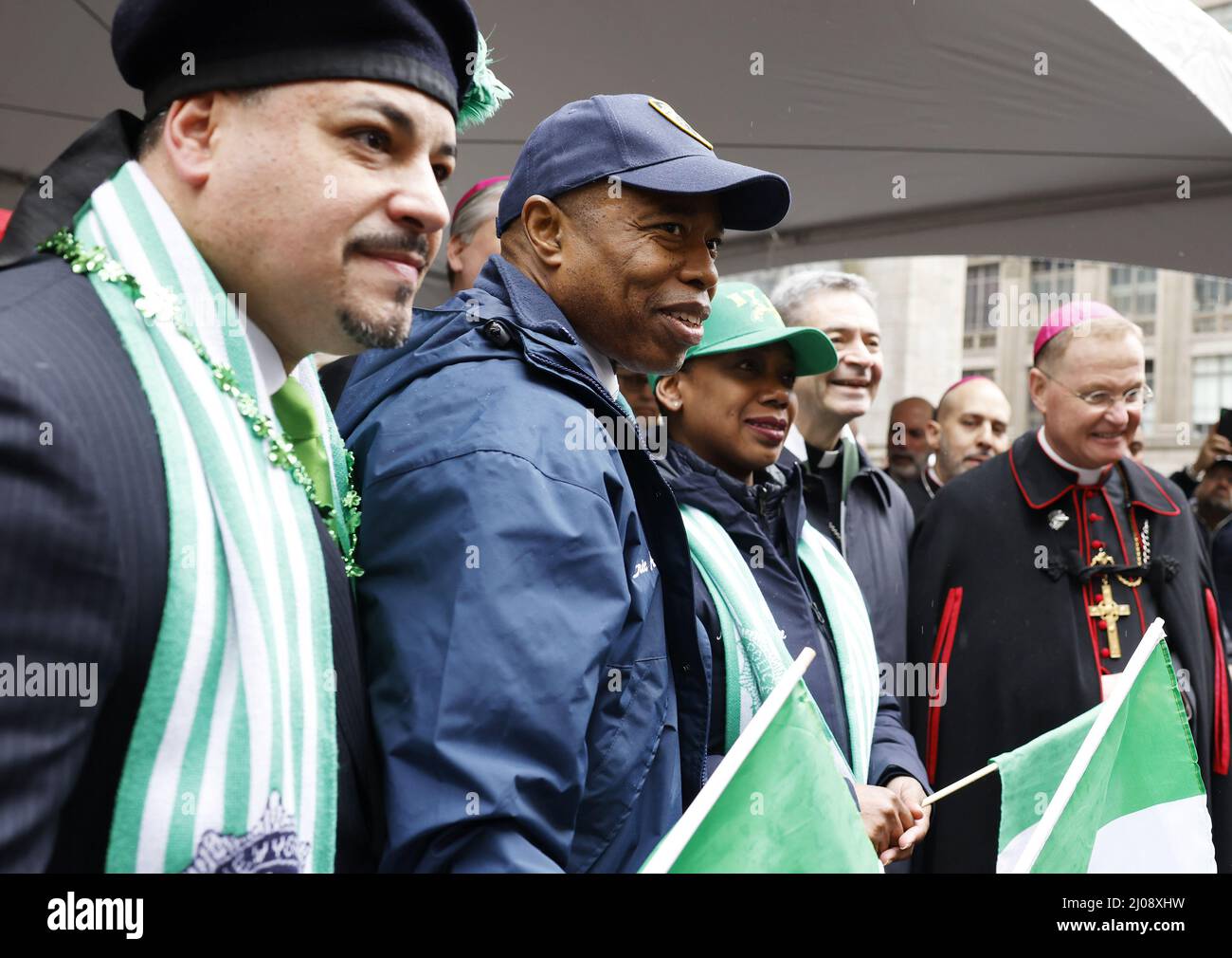 New York, USA. 17. März 2022. Der Bürgermeister von New York, Eric Adams, fotografiert am Donnerstag, den 17. März 2022, mit Mitgliedern des Klerus auf der Parade zur St. Patrick's Day Parade auf der Fifth Avenue in New York City. Foto von John Angelillo/UPI Credit: UPI/Alamy Live News Stockfoto