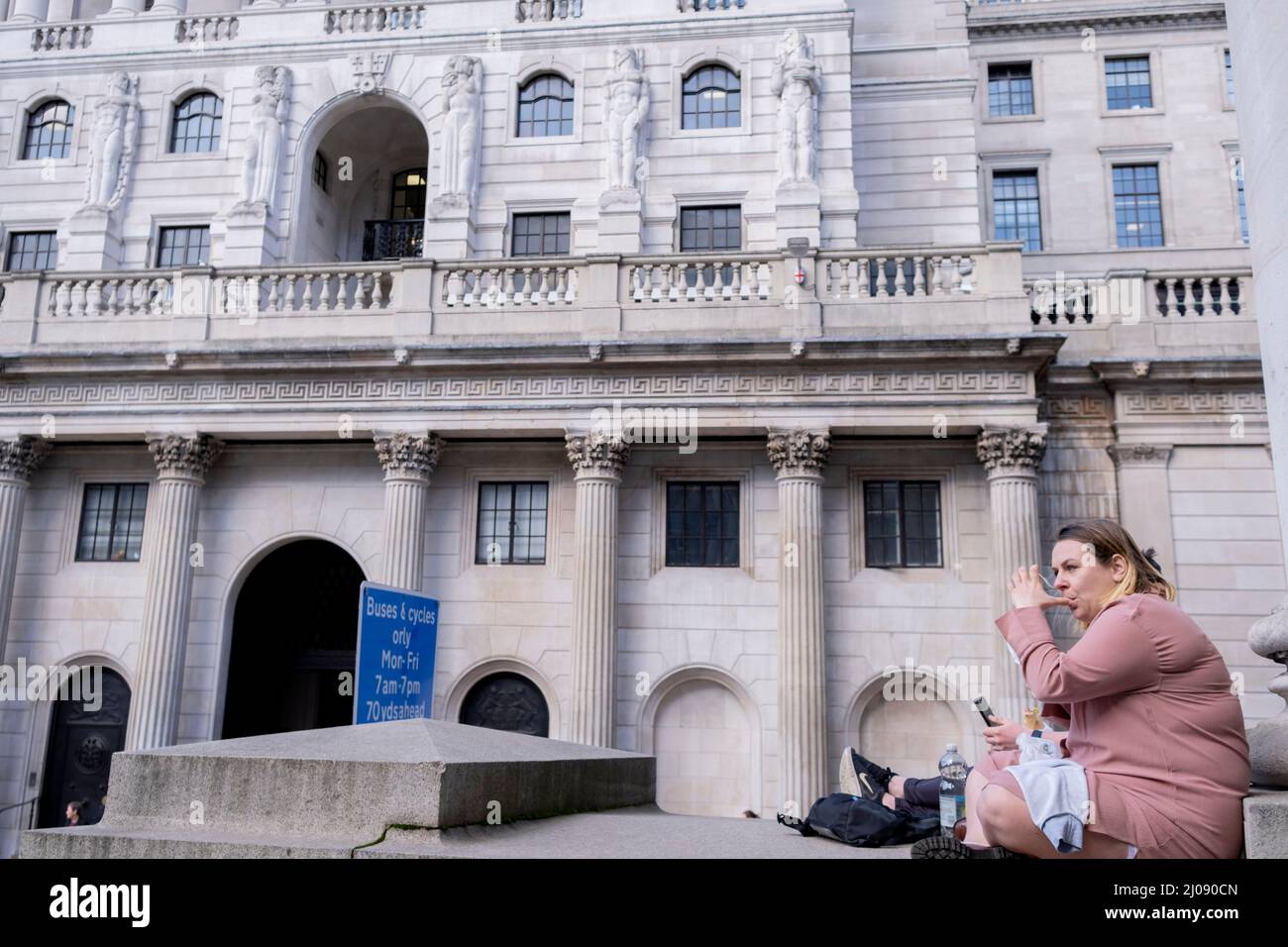 An dem Tag, an dem die Bank of England die Zinssätze des Vereinigten Königreichs von 0,5 % auf 0,75 % und zum dritten Mal in vier Monaten anhob, um den Anstieg der Lebenshaltungskosten zu beruhigen, genießen Londoner vor der Bank of England in der City of London den Frühlingssonne, Das Finanzviertel der Hauptstadt, am 17.. März 2022, in London, England. Stockfoto