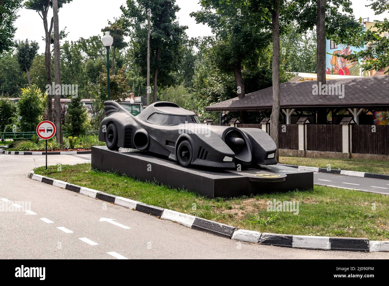 KHARKIV, UKRAINE - 3. AUGUST 2021: Dies ist eine Rennstrecke für Kinder mit einem Modell des Batmobile im Unterhaltungsbereich des Central Park of Cul Stockfoto