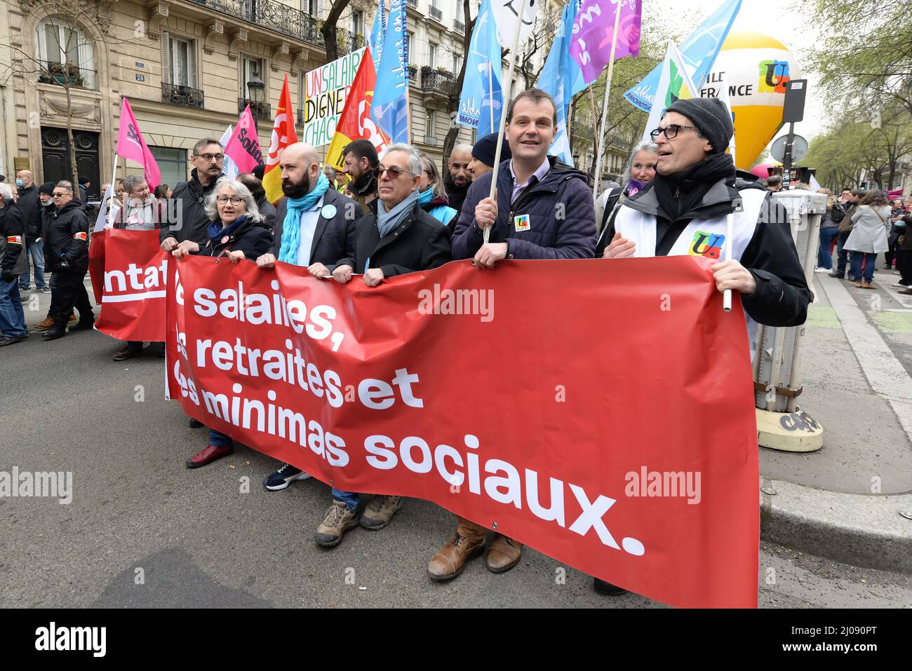 Mobilisierung zwischen den Berufstäten in Paris auf den Aufruf der CGT und der UNSA zu Lohnerhöhungen. Etwa 5000 Menschen marschierten vom Place de la République aus Stockfoto